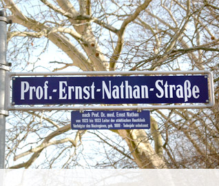  Umbenanntes Stra&szlig;enschild am Klinikum Nord 