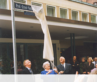  Enth&uuml;llung des Stra&szlig;enschildes 