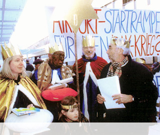 Foto: Die 'Heiligen drei K&ouml;nige' am Flughafen N&uuml;rnberg 