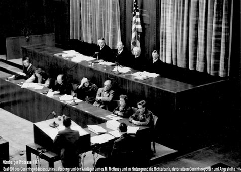 Foto: Richterbank. Am Pult Ankläger James M. McHaney Foto: Richterbank. Am Pult Ankläger James M. McHaney