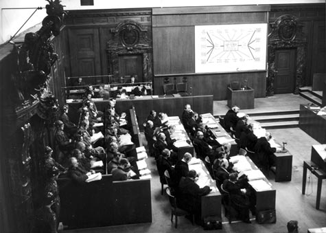 Foto: Seitenansicht der Anklagebank. Davor die Verteidiger Foto: Seitenansicht der Anklagebank. Davor die Verteidiger