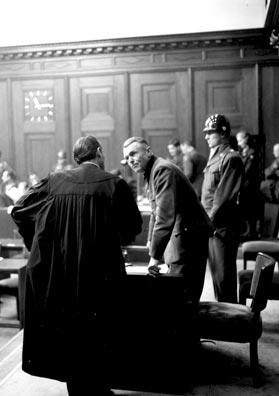 Foto: Angeklagter Dr. Karl Genzken mit Verteidiger Foto: Angeklagter Dr. Karl Genzken mit Verteidiger